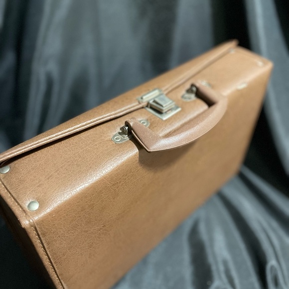 Cassette Case Storage Briefcase  Hold 30 Tapes Faux Brown Leather Vintage - Picture 6 of 13